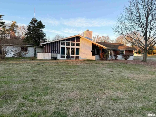 $298,000 | 2 Pinewood Drive, Carbondale, IL 62901