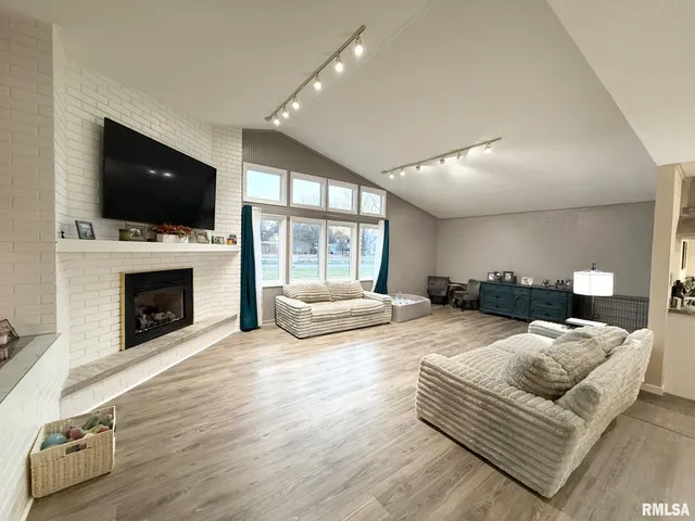 $298,000 | 2 Pinewood Drive, Carbondale, IL 62901