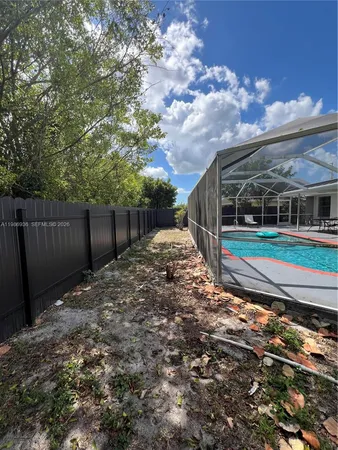 a view of a backyard