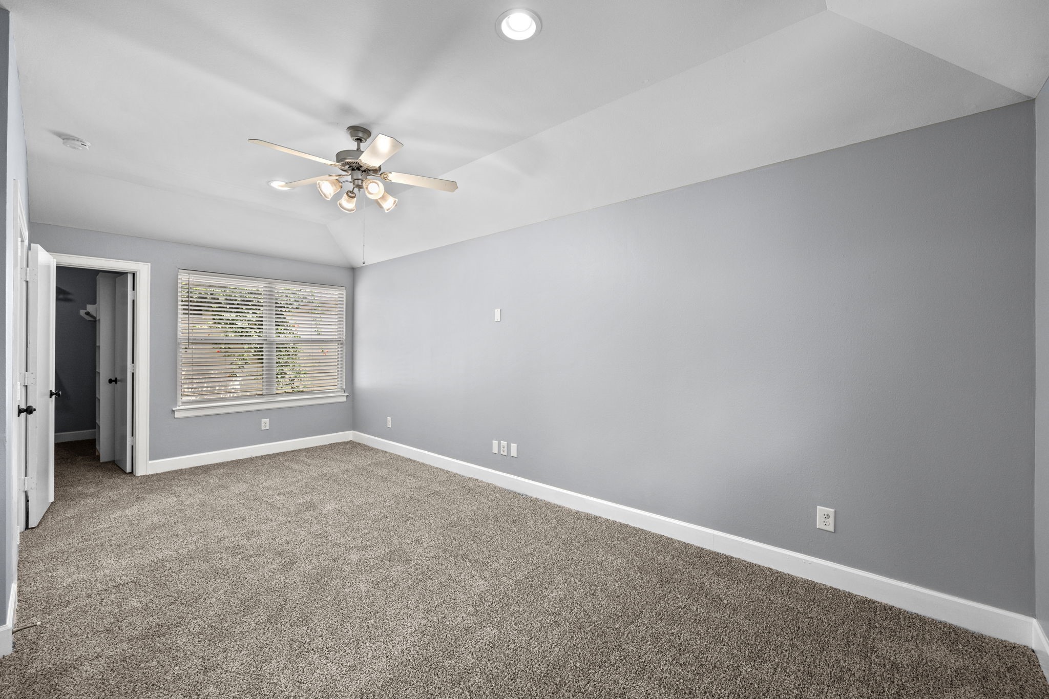 5951 S Loop East, Unit 50 Houston, TX 77033 - Photo 15 of 23 a view of an empty room with a window