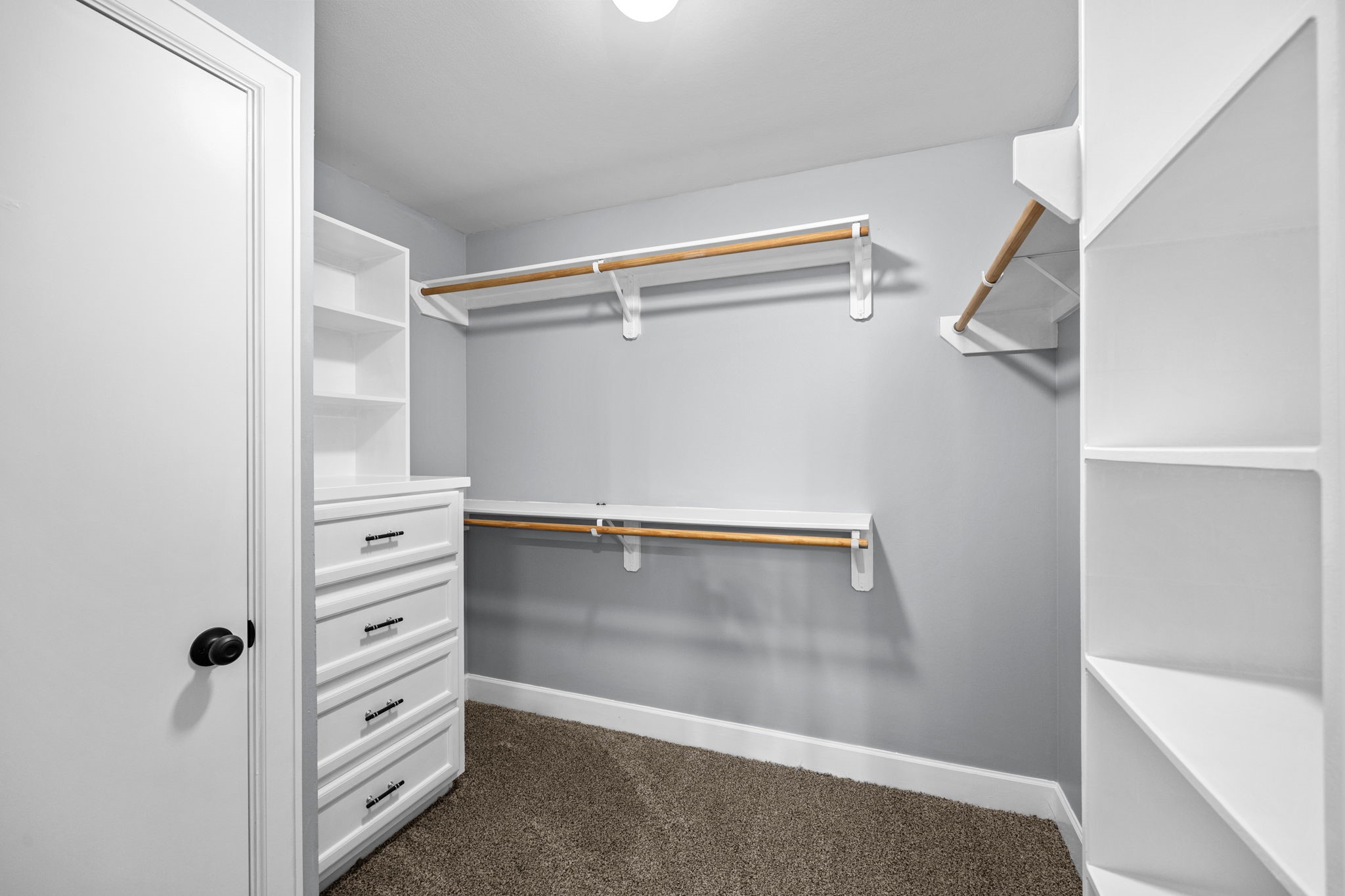 5951 S Loop East, Unit 50 Houston, TX 77033 - Photo 18 of 23 a view of walk in closet