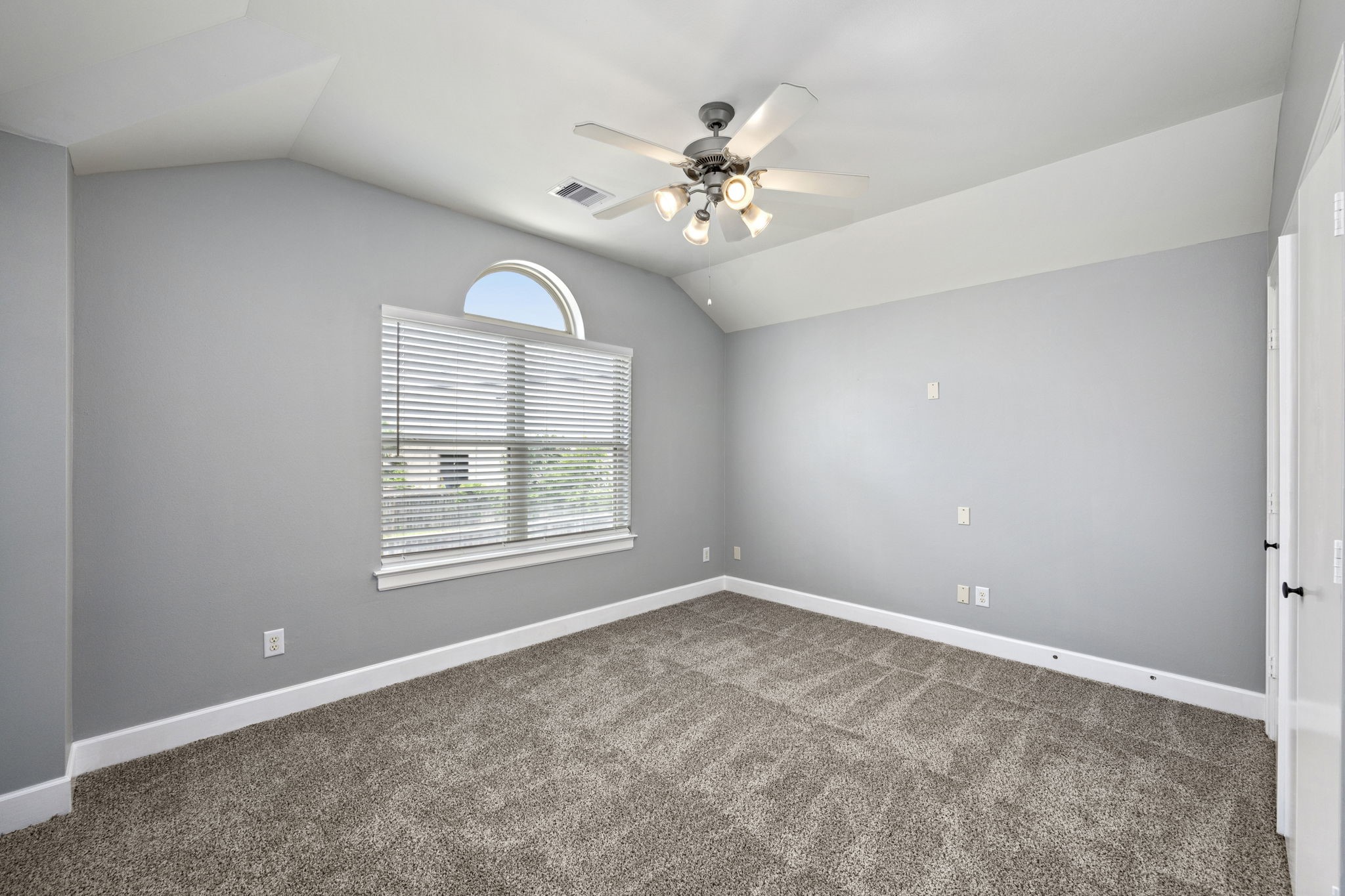5951 S Loop East, Unit 50 Houston, TX 77033 - Photo 21 of 23 an empty room with chandelier fan and windows
