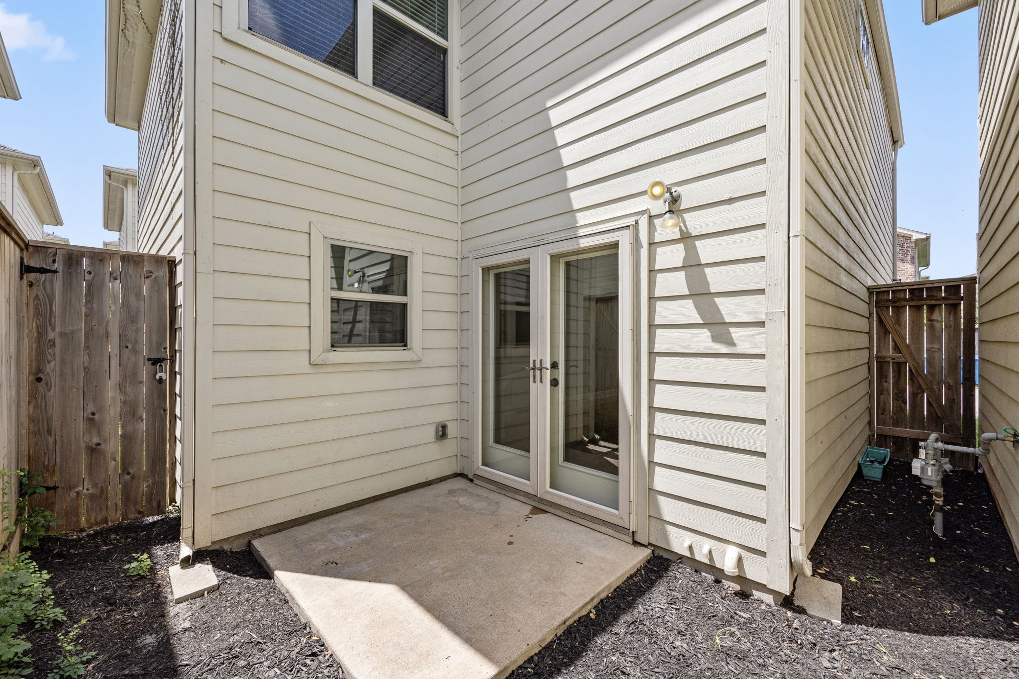 5951 S Loop East, Unit 50 Houston, TX 77033 - Photo 22 of 23 a view of a house with backyard and wooden fence