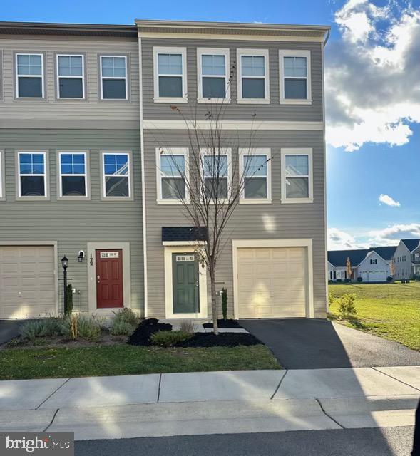 3 Bed/ 2/2 Bath end of row townhome!