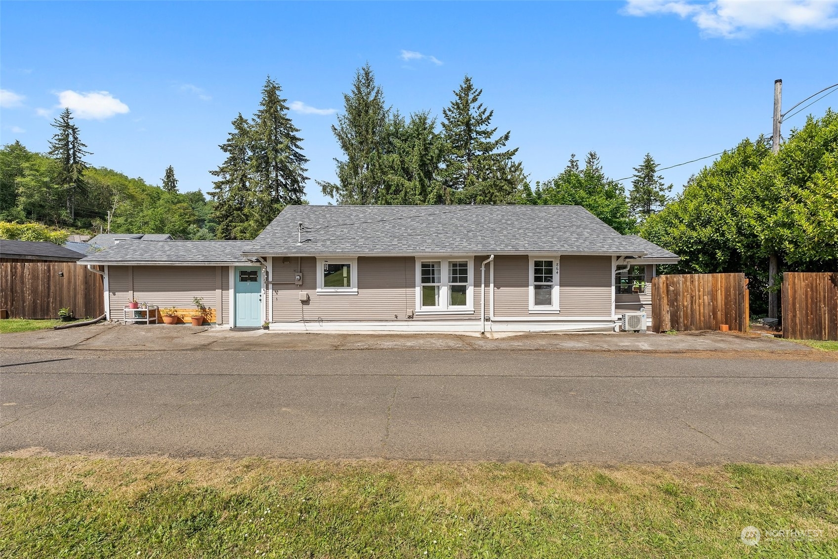 864 Mueller Street Raymond, WA 98577 - Photo 2 of 18 Gallery Image 2