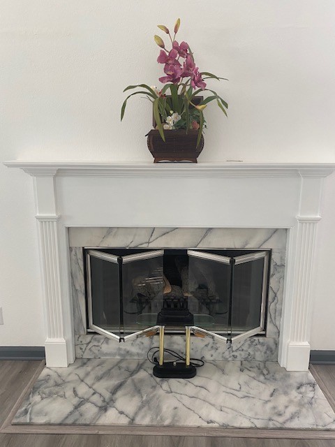 4740 Billingsgate Road Antioch, TN 37013 - Photo 3 of 18 a vase of flowers sitting on a table