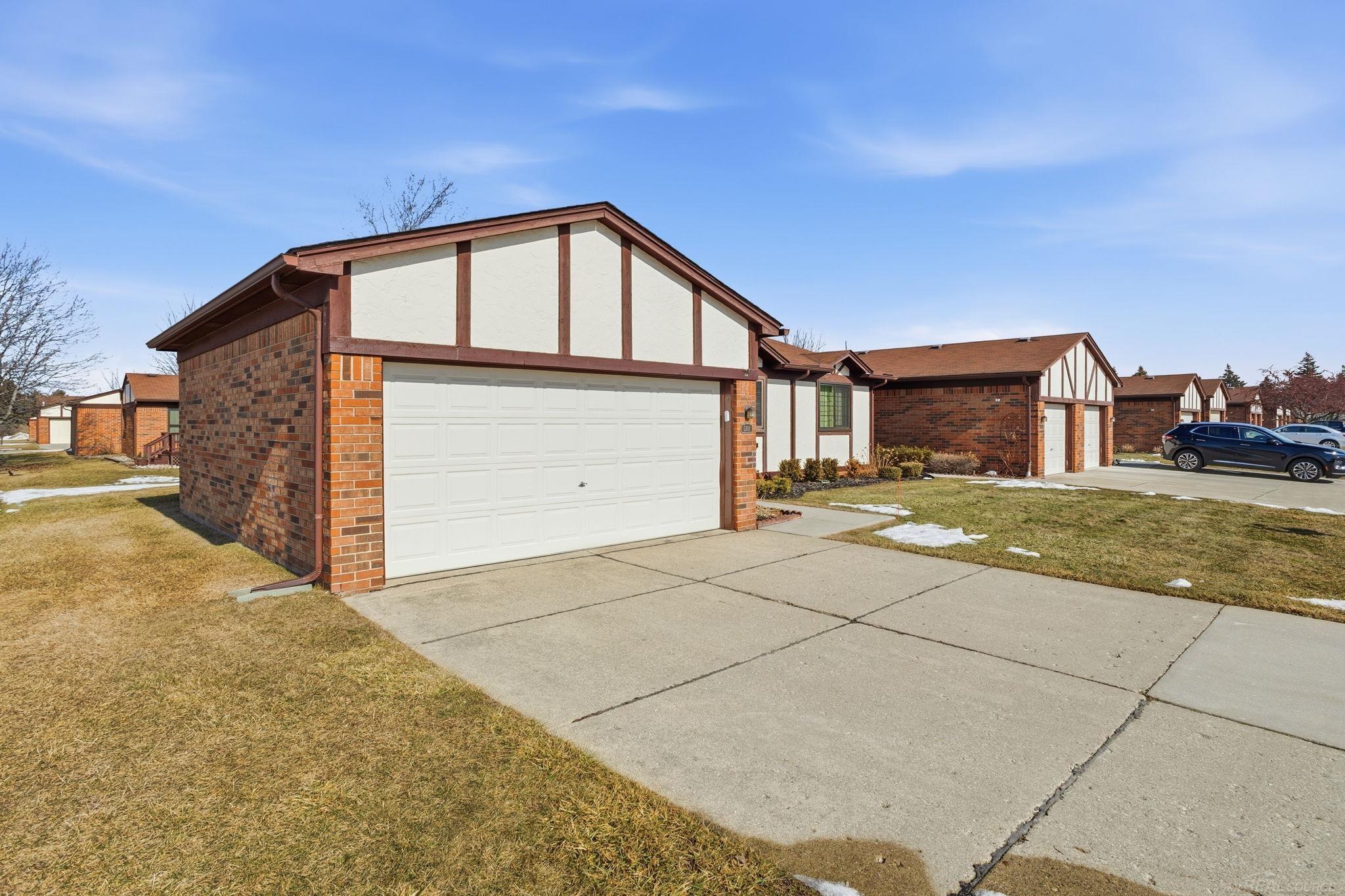 5301 Rene Drive Warren, MI 48091 - Photo 3 of 28 50199803-a4ae22d3-9a13-419f-b06f-85e7ea13f887.JPG