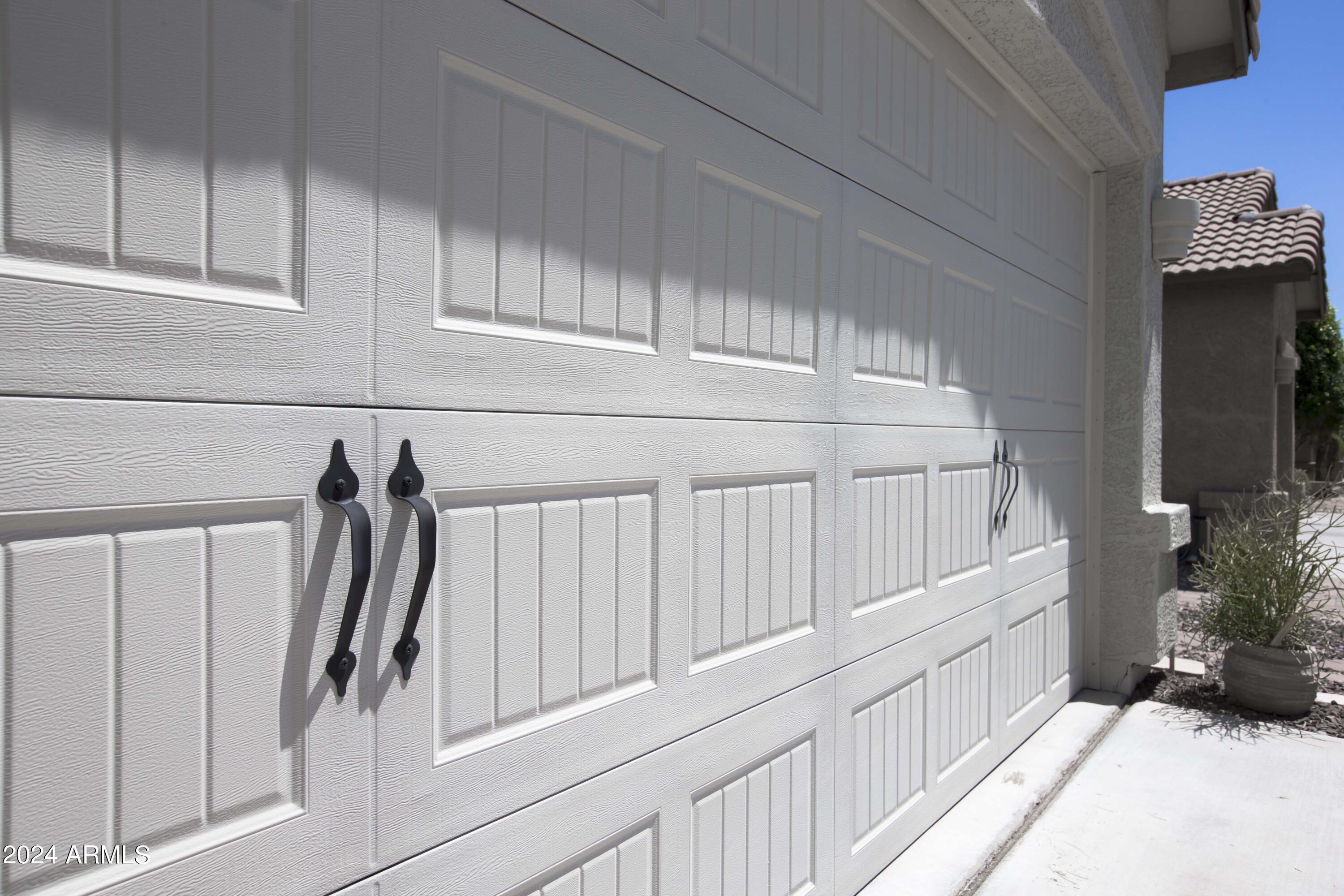 913 South Del Rio Court Apache Junction, AZ 85120 - Photo 36 of 70 GARAGE DOORS - 83U4016