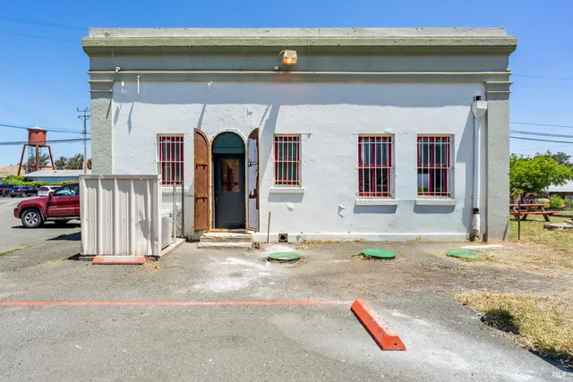 a view of the back yard of the building