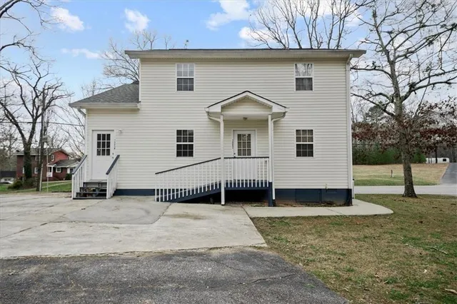 a view of a house with a yard