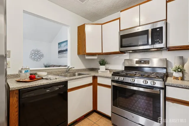 $365,000 | 3015 Lighthouse Lane, Parlin, NJ 08859