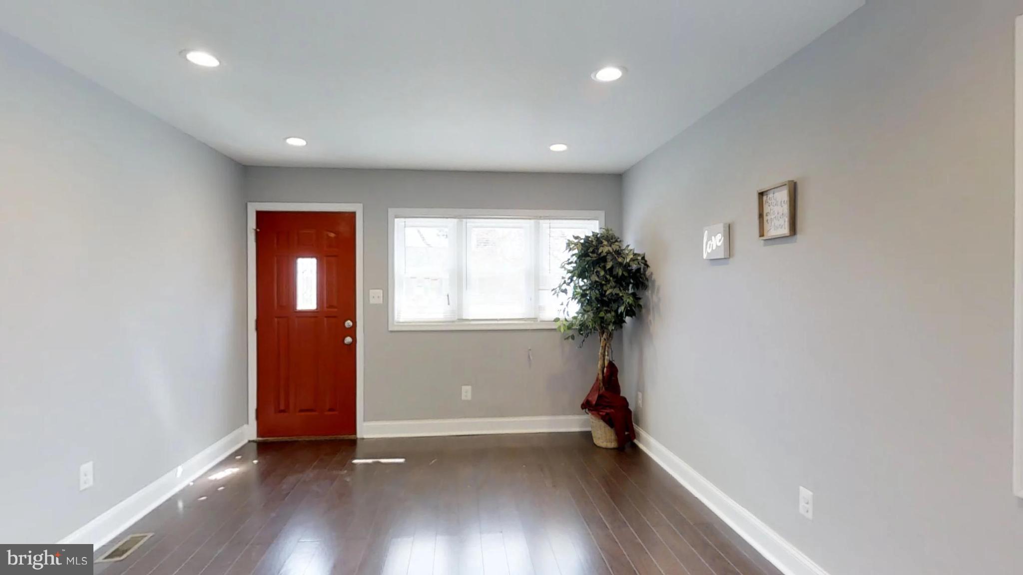 118 Cedar Hill Road Baltimore, MD 21225 - Photo 5 of 22 Living Room