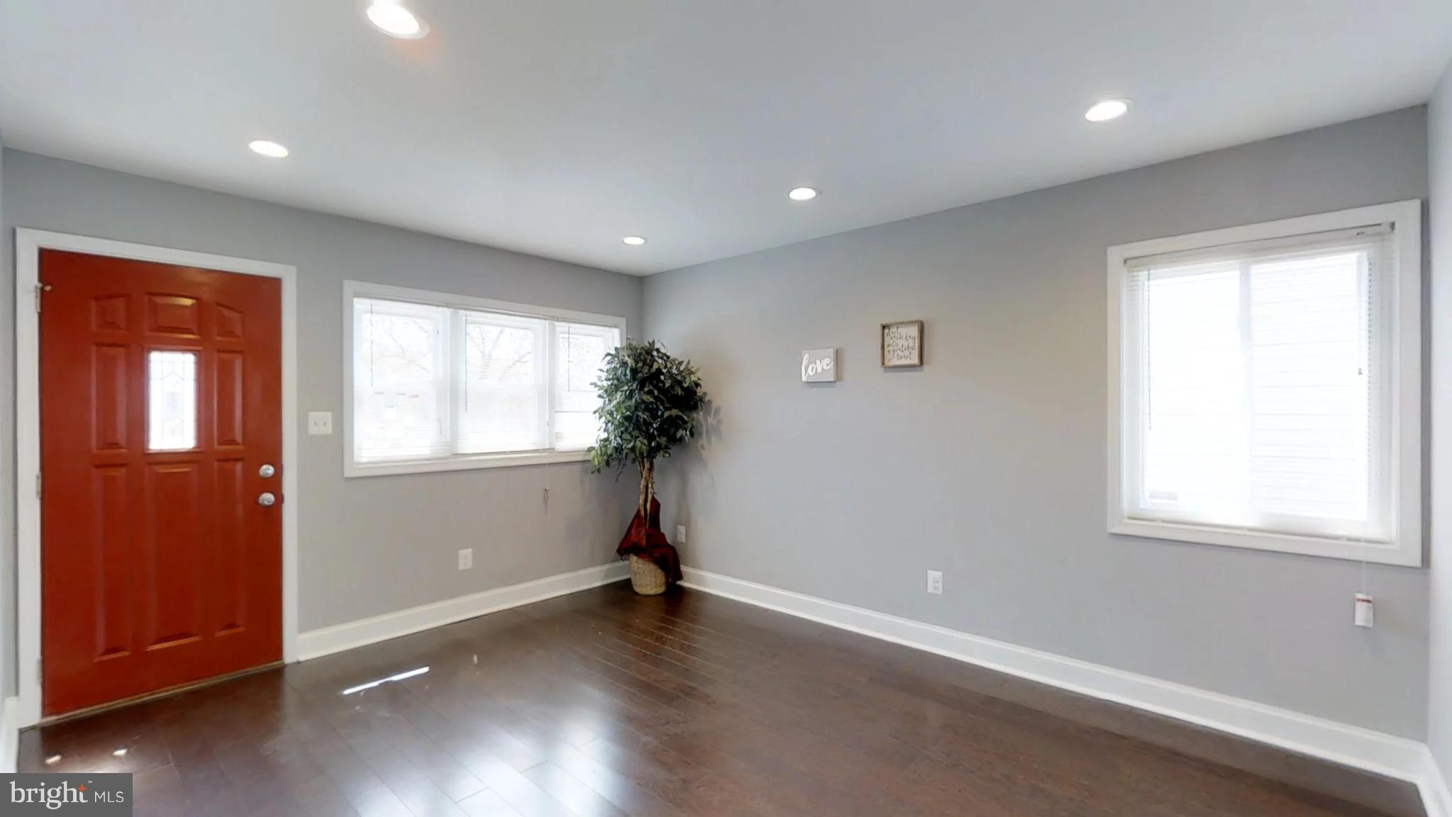 118 Cedar Hill Road Baltimore, MD 21225 - Photo 6 of 22 Living Room