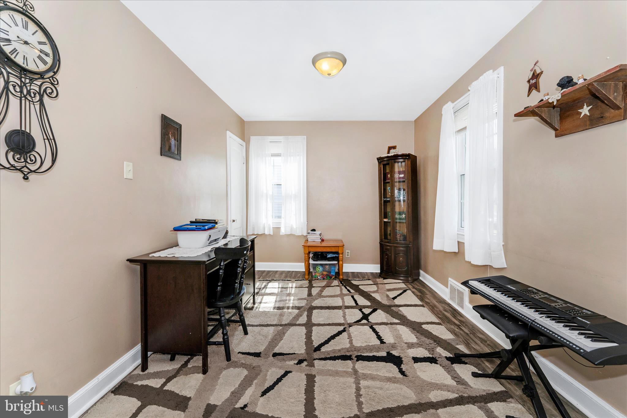 1052 Fairview Road Hagerstown, MD 21742 - Photo 5 of 48 Living Room