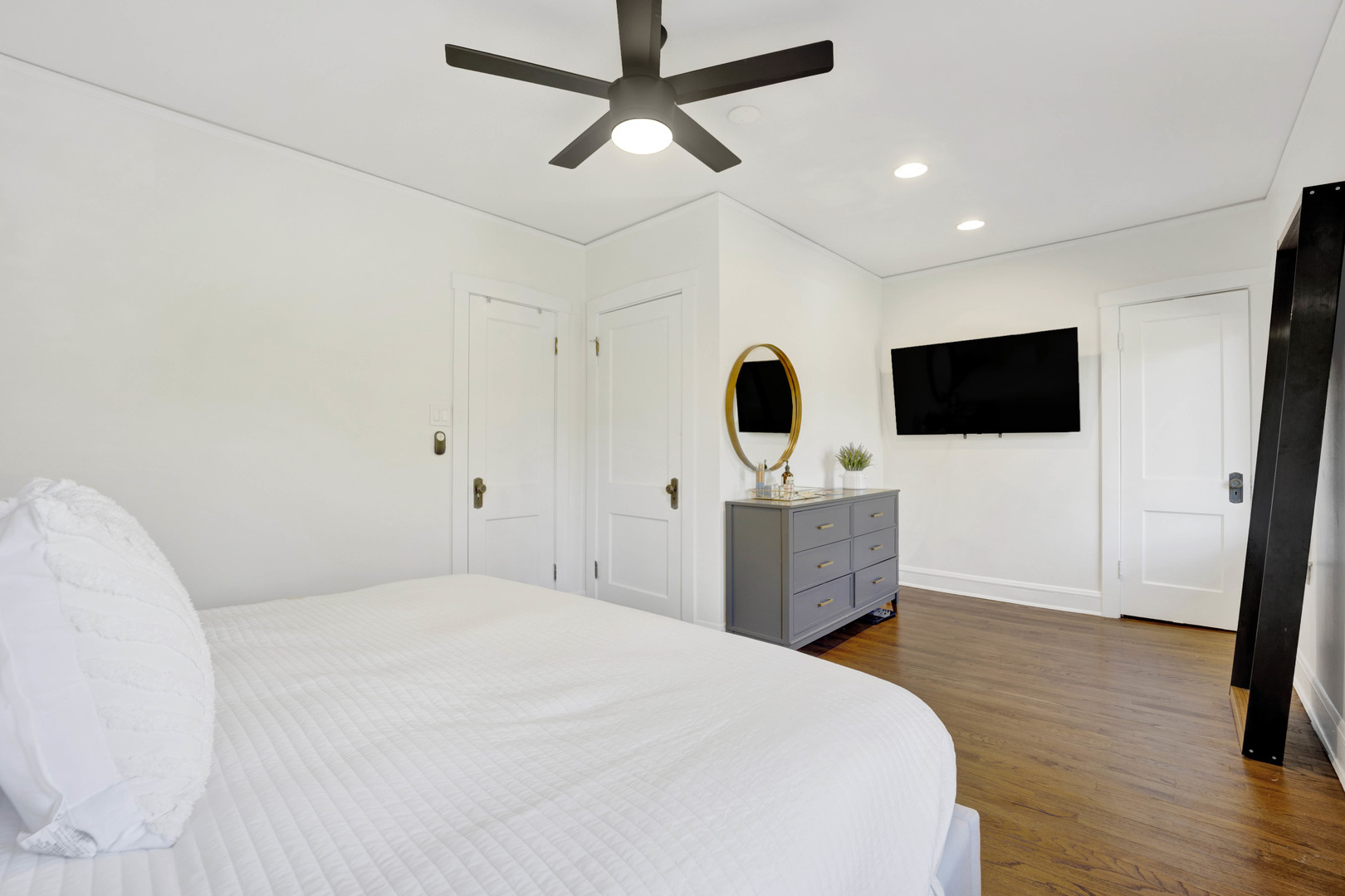 261 Herrick Road Riverside, IL 60546 - Photo 16 of 32 a bedroom with a bed and a flat screen tv