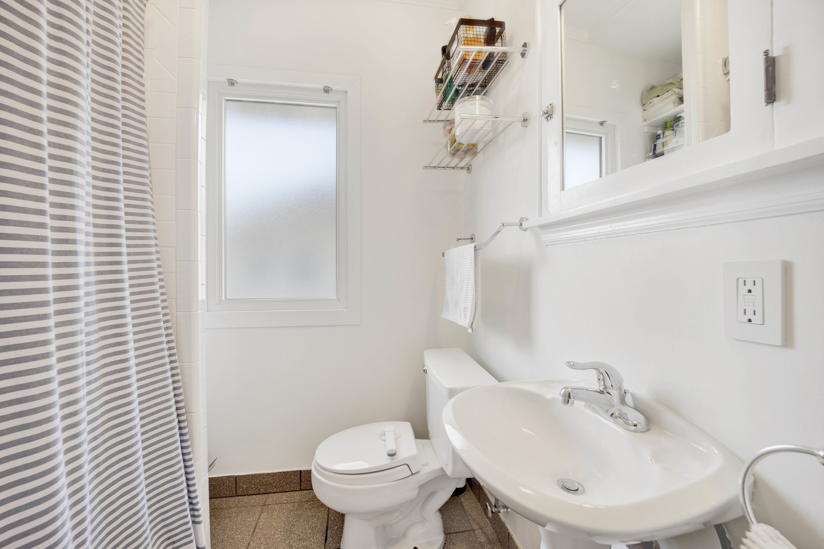 261 Herrick Road Riverside, IL 60546 - Photo 19 of 32 a bathroom with a sink toilet and mirror