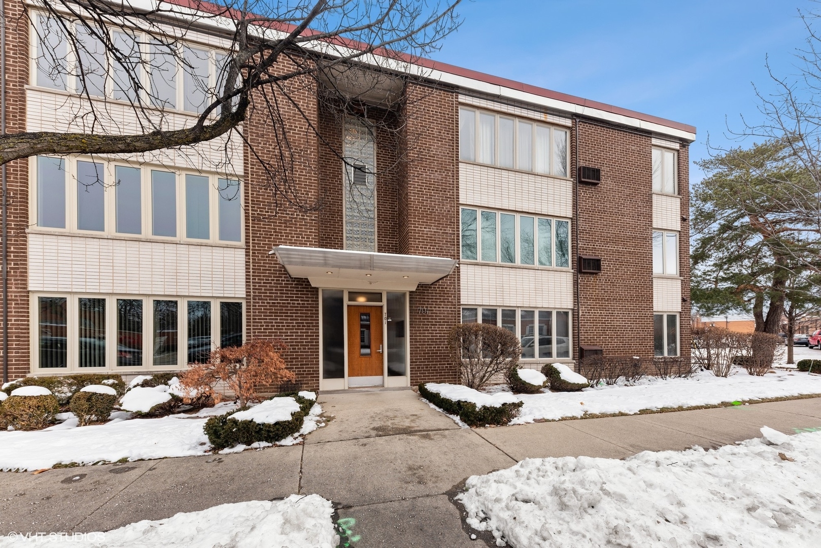 701 Busse Highway, Unit 1A Park Ridge, IL 60068 - Photo 2 of 15 a front view of a house