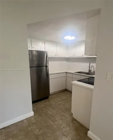 $3,000 | 5780 Southwest 61st Street, Unit 2, Miami, FL 33143