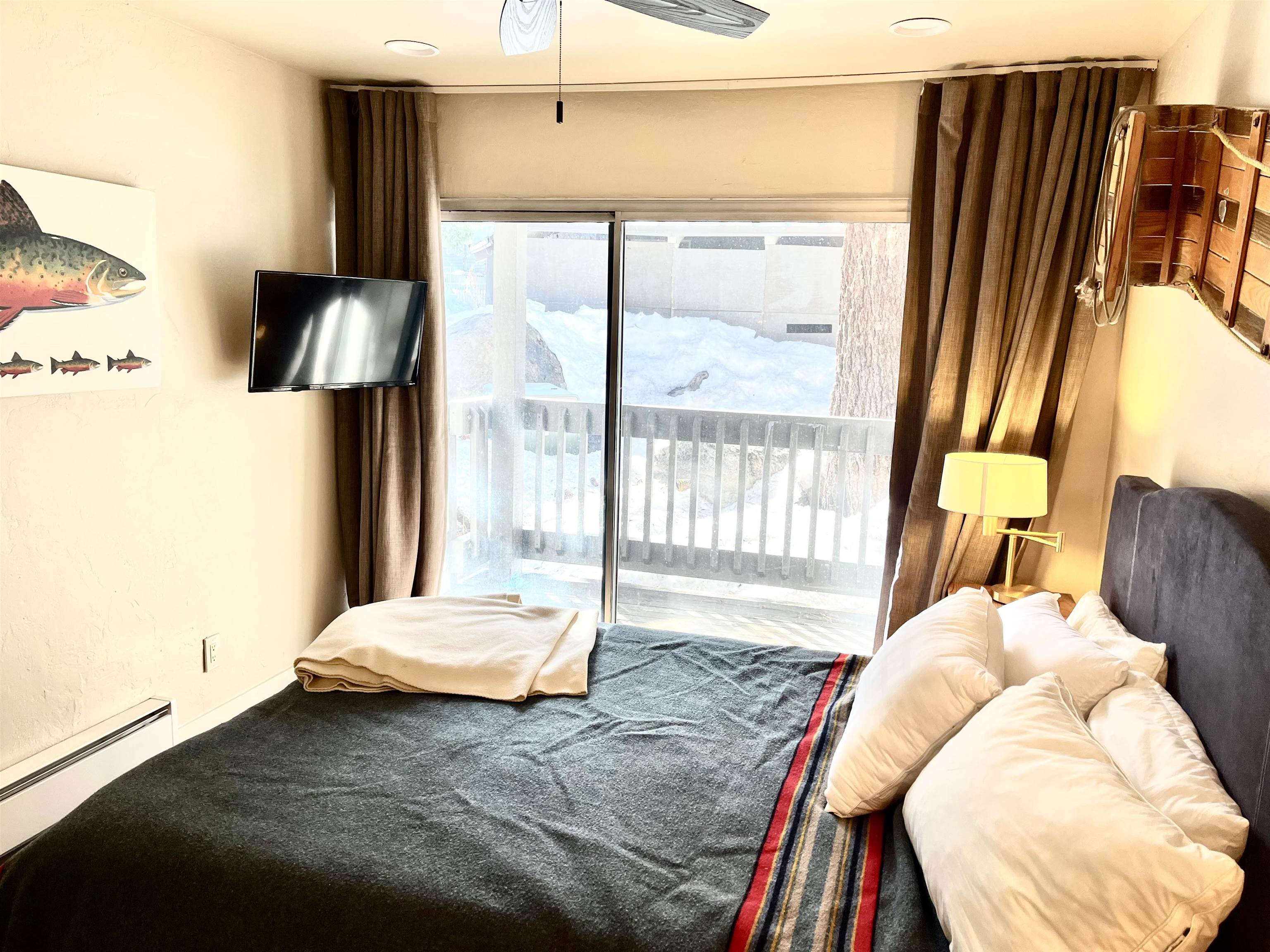 286 Old Mammoth Road, Unit 7 Mammoth Lakes, CA 93546 - Photo 23 of 31 a bedroom with a bed and window