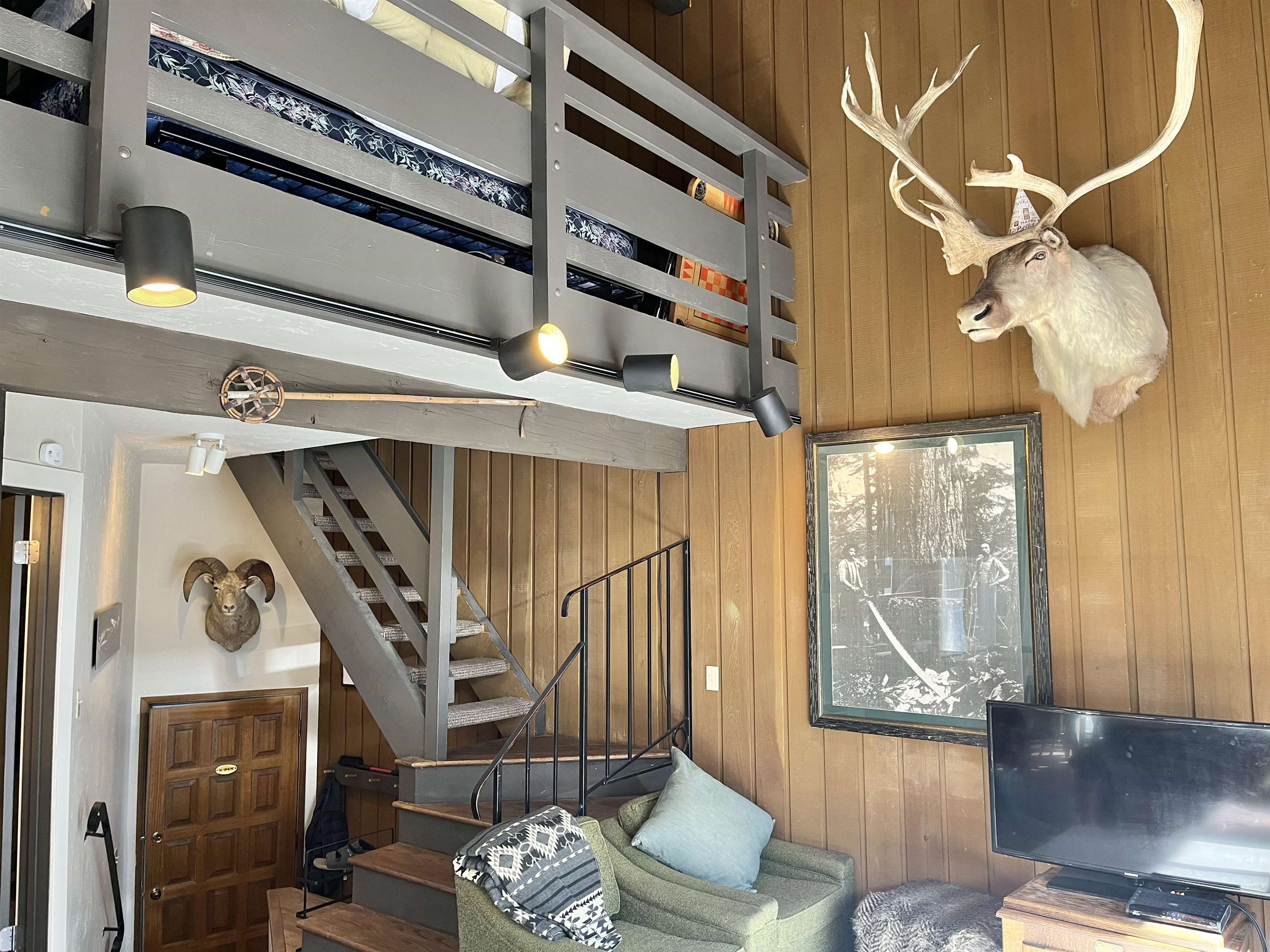 286 Old Mammoth Road, Unit 7 Mammoth Lakes, CA 93546 - Photo 4 of 31 a view of entryway and hall with wooden floor