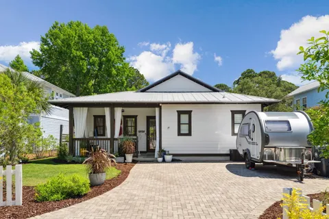 a view of a tennis court