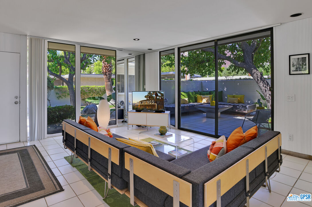 130 West Racquet Club Road, Unit 320 Palm Springs, CA 92262 - Photo 6 of 22 Gallery Image 6