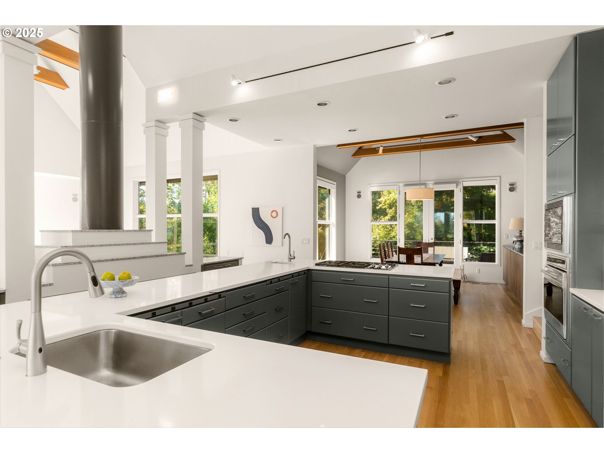 444 Northwest Hermosa Boulevard Portland, OR 97210 - Photo 12 of 35