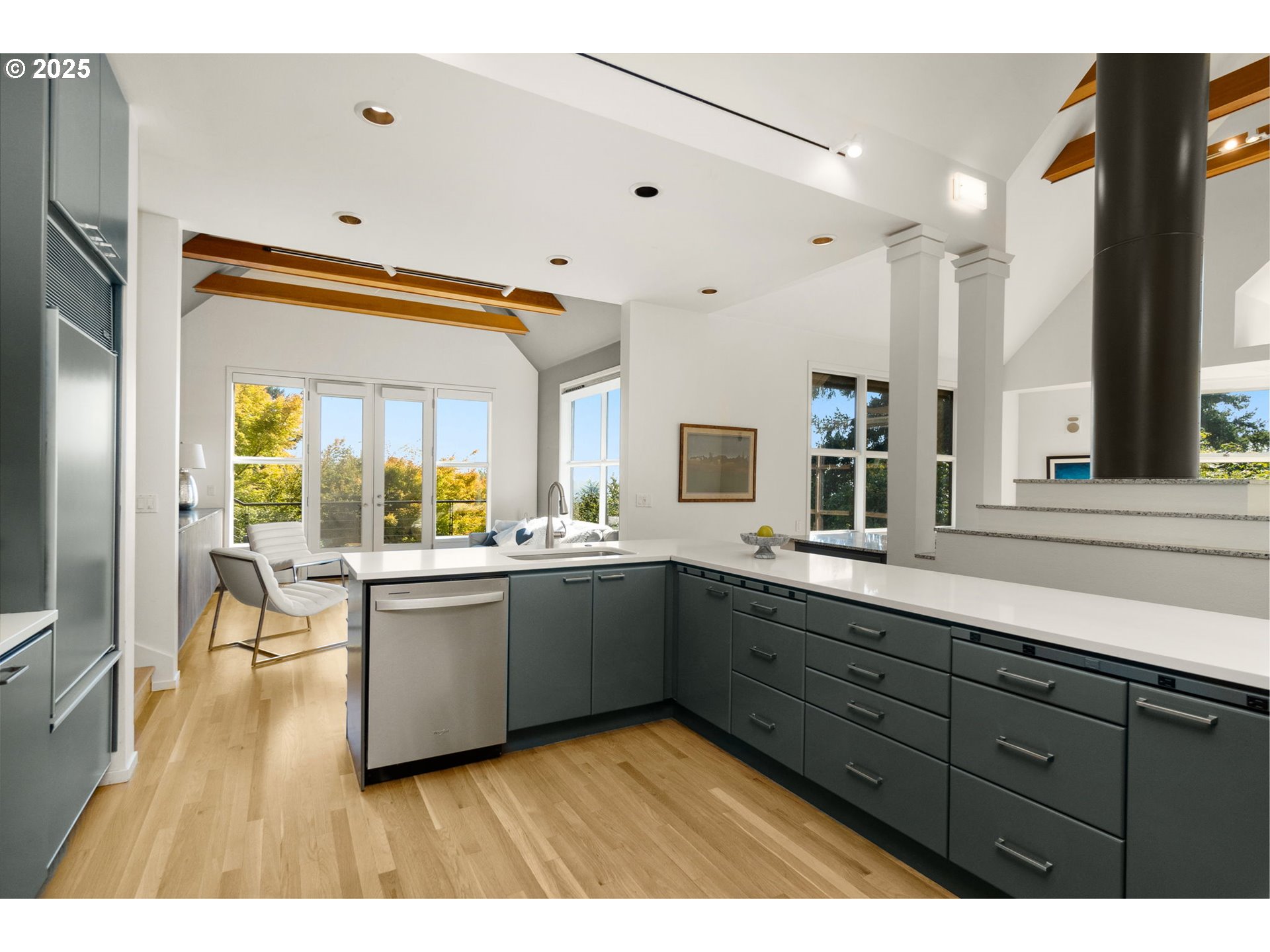 444 Northwest Hermosa Boulevard Portland, OR 97210 - Photo 14 of 35