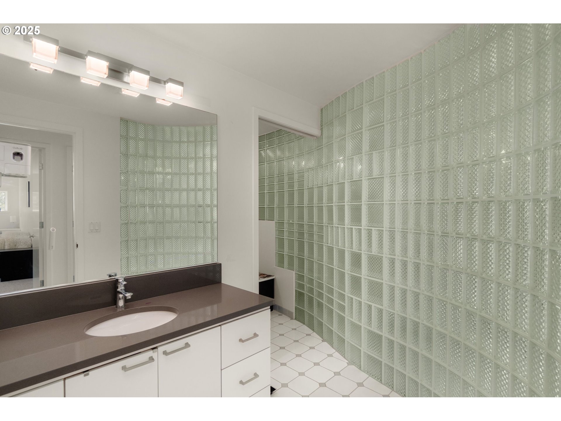 444 Northwest Hermosa Boulevard Portland, OR 97210 - Photo 23 of 35