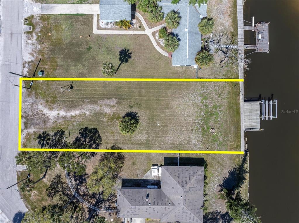 5433 Cotee River Drive New Port Richey, FL 34652 - Photo 5 of 18 view of a wooden floor with bathtub in background