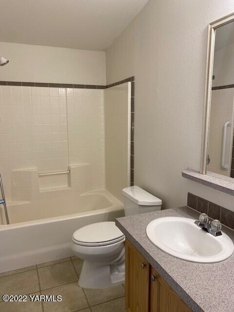 15472 Summitview Road Cowiche, WA 98923 - Photo 6 of 15 a bathroom with a toilet a sink and a bathtub