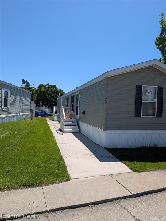952 Cour Retta Street Warren, MI 48091 - Photo 2 of 19