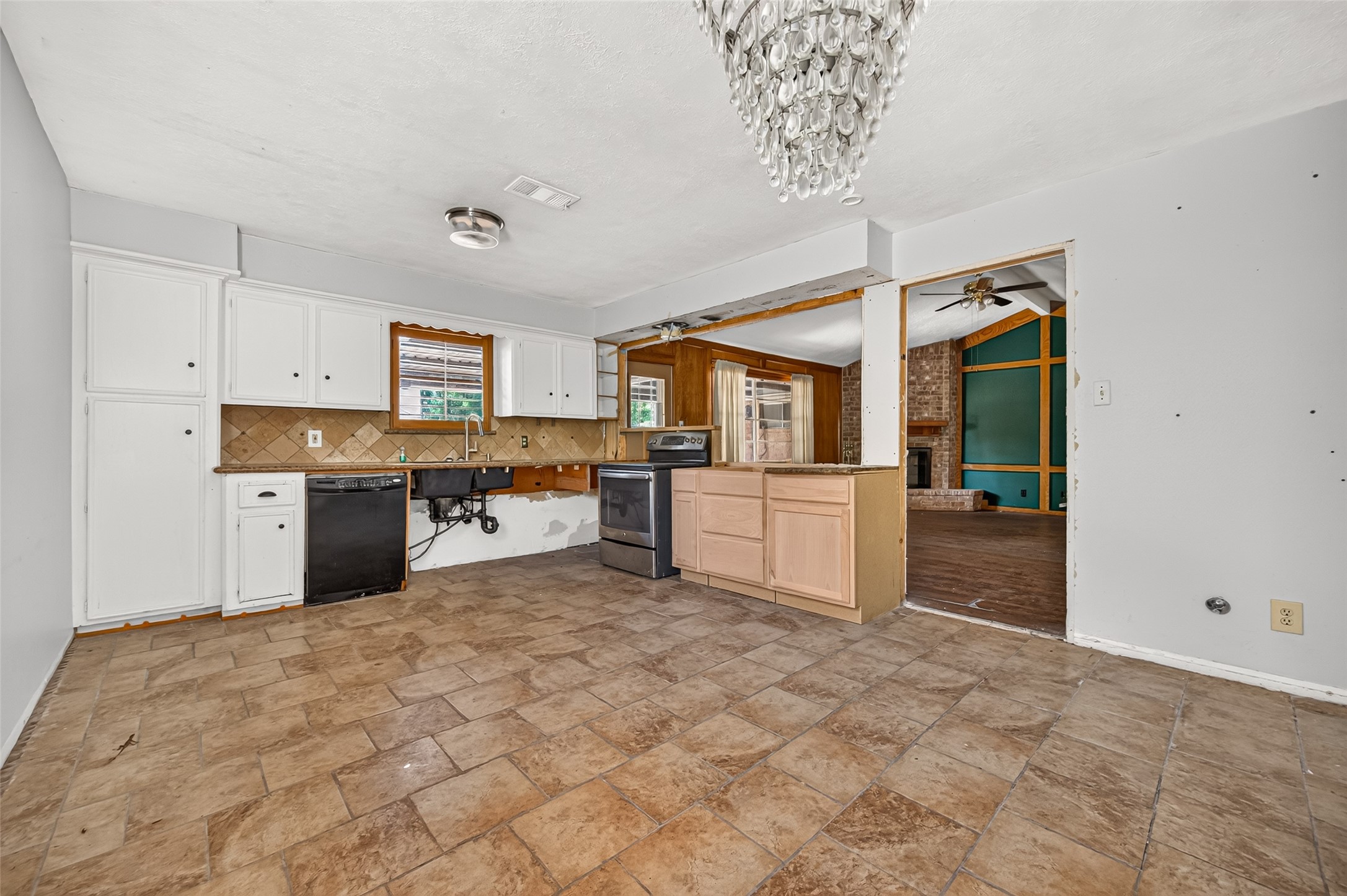 10211 Kerr Lane Conroe, TX 77385 - Photo 22 of 45 Kitchen with appliances