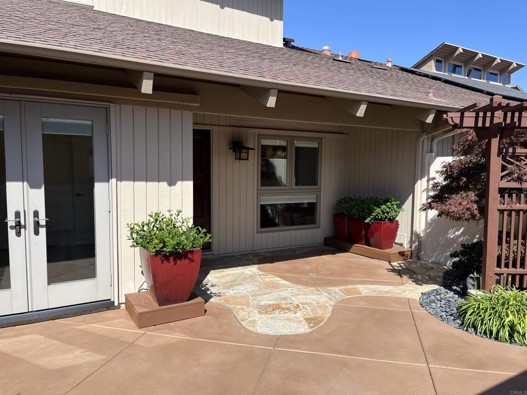 119 Cancha De Golf Rancho Santa Fe, CA 92091 - Photo 2 of 23 Front patio
