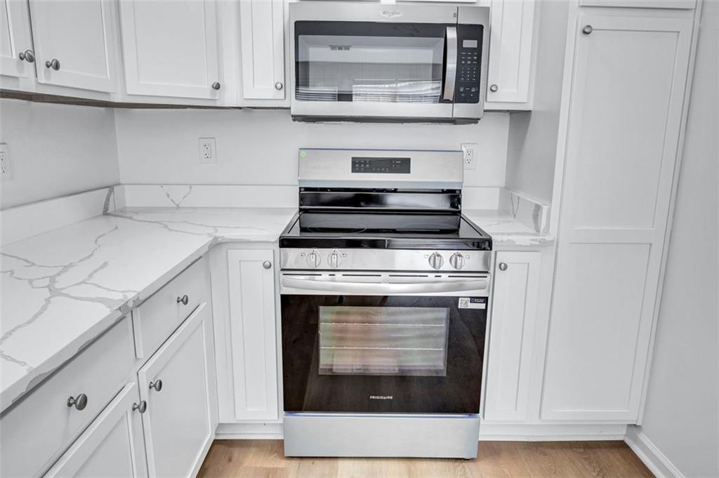 2540 Willow Grove Road, Unit 15 Acworth, GA 30101 - Photo 6 of 35 a stove top oven sitting inside of a kitchen