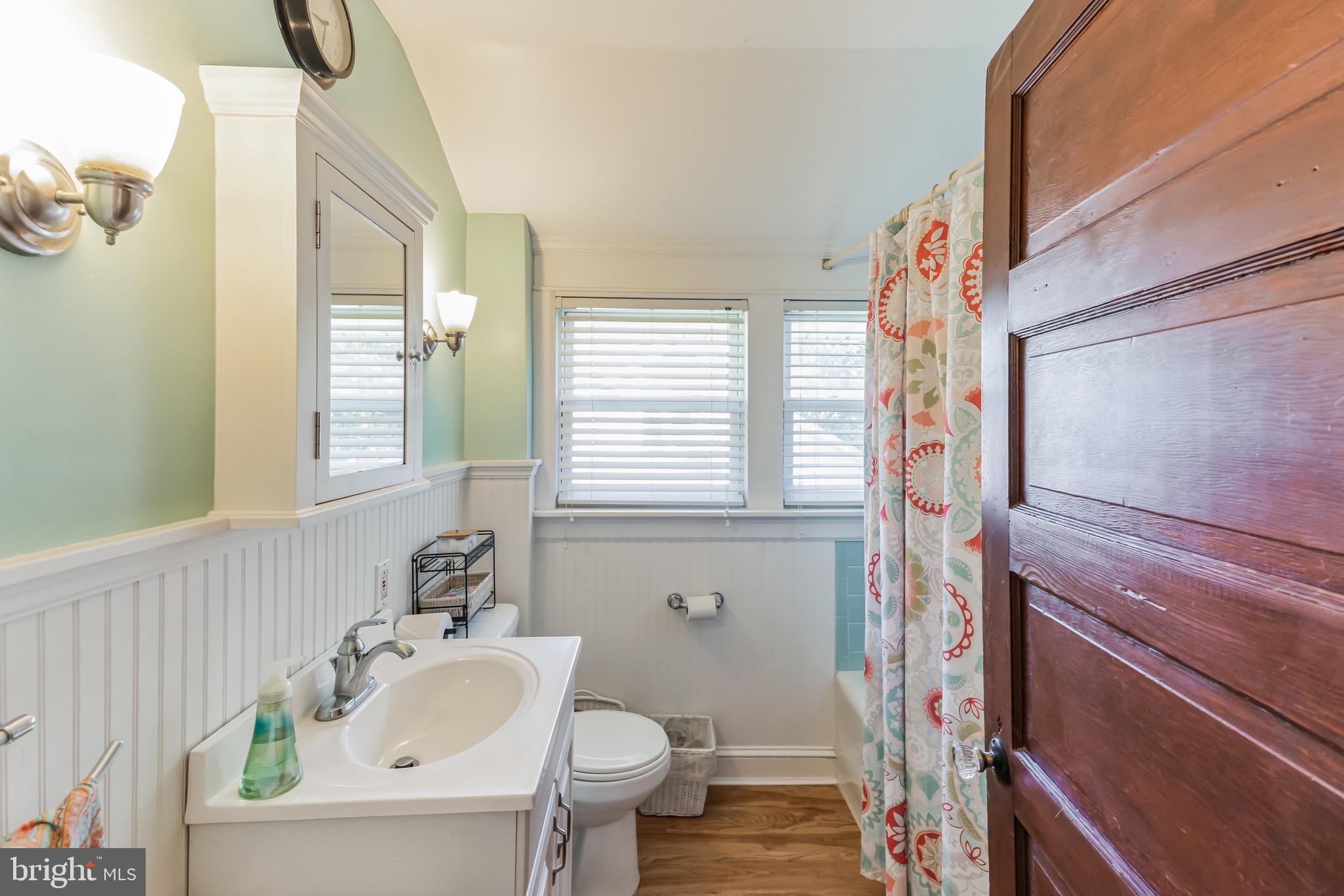 25 Ridley Avenue Aldan, PA 19018 - Photo 24 of 37 Full bathroom. I like the shower curtain.