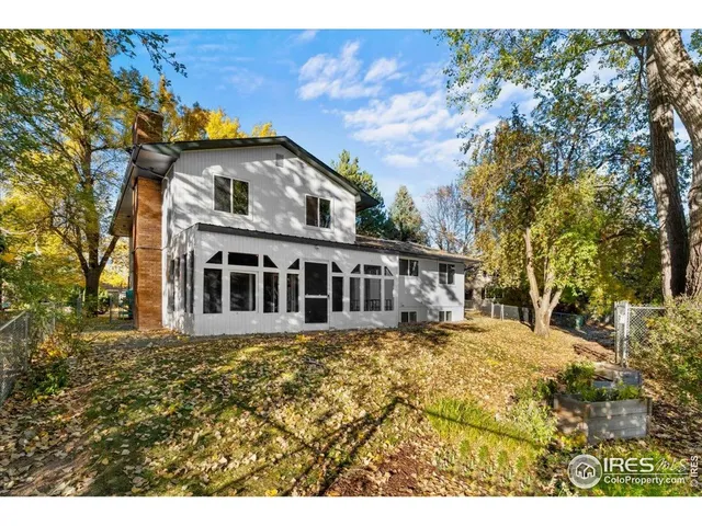 a view of a yard in front of house with a fountain