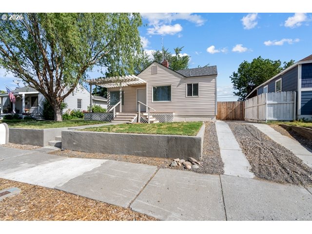 561 East Ridgeway Avenue Hermiston, OR 97838 - Photo 1 of 46 a front view of a house with a yard and garage