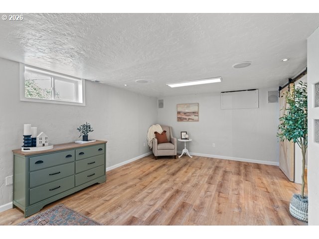 561 East Ridgeway Avenue Hermiston, OR 97838 - Photo 14 of 46 a room with furniture and a potted plant