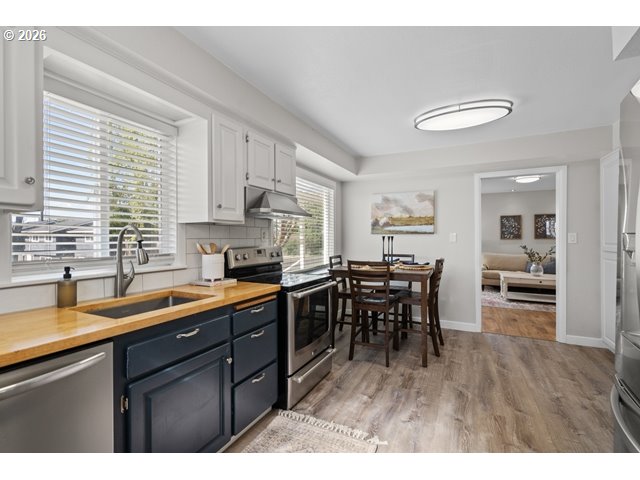 561 East Ridgeway Avenue Hermiston, OR 97838 - Photo 16 of 46 a kitchen with a table chairs sink and cabinets