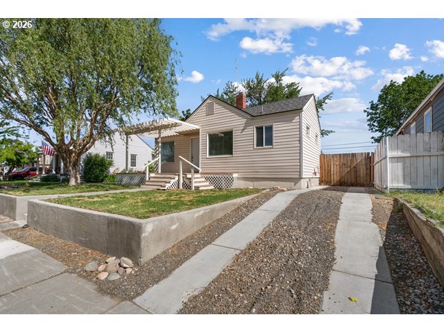 561 East Ridgeway Avenue Hermiston, OR 97838 - Photo 2 of 46 a front view of a house with a yard