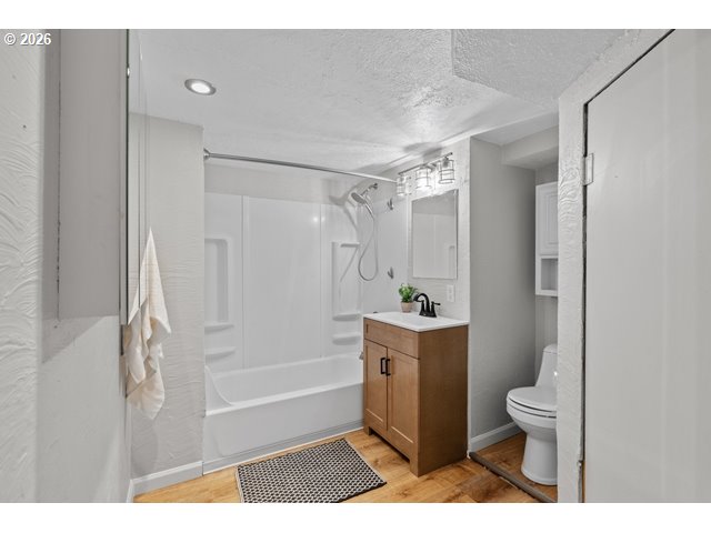 561 East Ridgeway Avenue Hermiston, OR 97838 - Photo 21 of 46 a bathroom with a shower a toilet and a sink