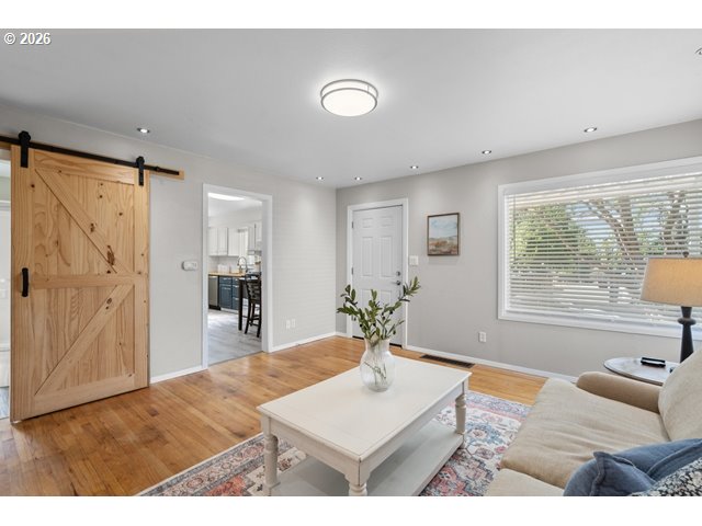 561 East Ridgeway Avenue Hermiston, OR 97838 - Photo 29 of 46 a living room with furniture and a table