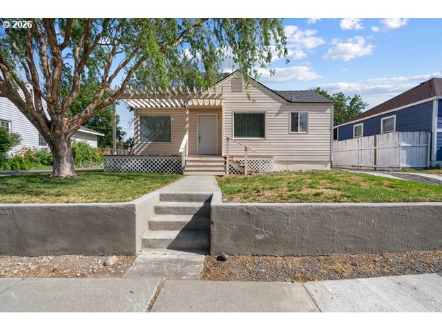 561 East Ridgeway Avenue Hermiston, OR 97838 - Photo 3 of 46 a front view of a house with a yard
