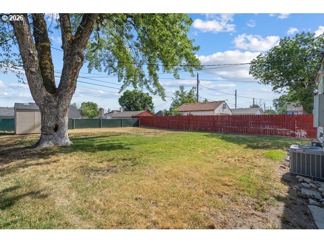 561 East Ridgeway Avenue Hermiston, OR 97838 - Photo 31 of 46 a view of yard with tree in the background