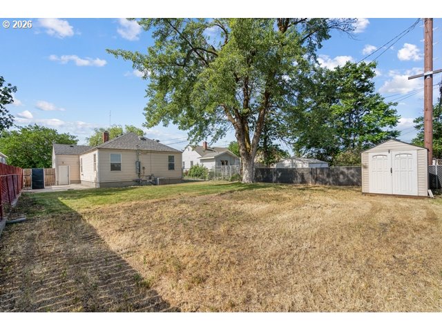 561 East Ridgeway Avenue Hermiston, OR 97838 - Photo 32 of 46 a house view with a outdoor space
