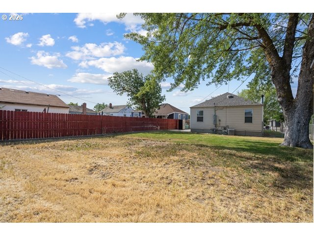 561 East Ridgeway Avenue Hermiston, OR 97838 - Photo 33 of 46 a view of a house with a yard