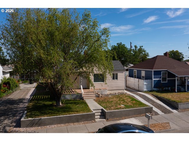 561 East Ridgeway Avenue Hermiston, OR 97838 - Photo 35 of 46 a view of a yard with furniture