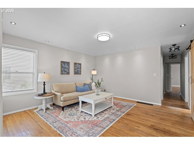 561 East Ridgeway Avenue Hermiston, OR 97838 - Photo 5 of 46 a living room with furniture and a window