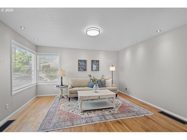 561 East Ridgeway Avenue Hermiston, OR 97838 - Photo 6 of 46 a living room with furniture and a window